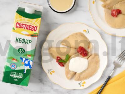 Koldūnai su braškėmis ir vyšniomis garuose pagrindine nuotrauka