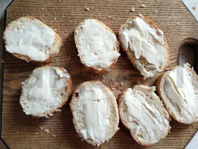 Skanūs sumuštiniai su raudonąja žuvimi, agurkais ir alyvuogėmis Žingsnis 2