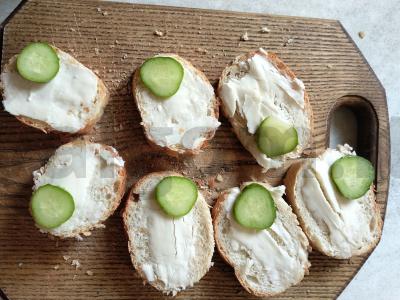 Skanūs sumuštiniai su raudonąja žuvimi, agurkais ir alyvuogėmis Žingsnis 3