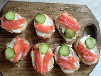 Skanūs sumuštiniai su raudonąja žuvimi, agurkais ir alyvuogėmis Žingsnis 4