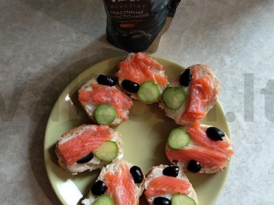 Skanūs sumuštiniai su raudonąja žuvimi, agurkais ir alyvuogėmis Žingsnis 6