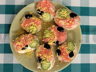 Skanūs sumuštiniai su raudonąja žuvimi, agurkais ir alyvuogėmis Žingsnis 7