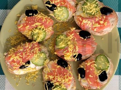 Skanūs sumuštiniai su raudonąja žuvimi, agurkais ir alyvuogėmis pagrindine nuotrauka