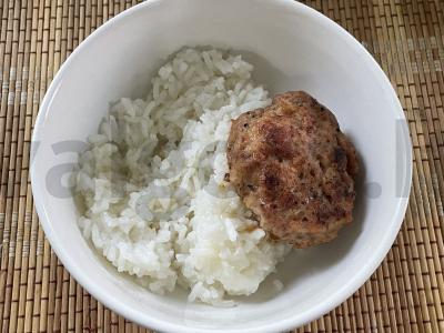 Kotletai keptuvėje pietums arba vakarienei pagrindine nuotrauka