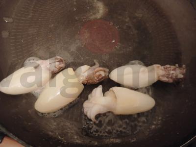 Kalmarų salotos su granato sėklomis Žingsnis 1