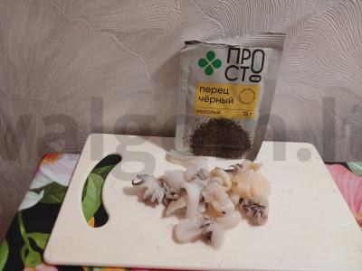 Kalmarų salotos su granato sėklomis Žingsnis 2