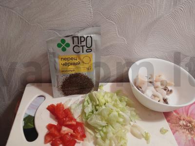 Kalmarų salotos su granato sėklomis Žingsnis 3