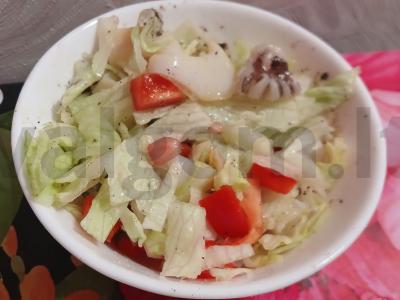 Kalmarų salotos su granato sėklomis pagrindine nuotrauka