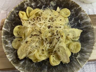 Makaronai su karčiu ir pieno padažu pagrindine nuotrauka