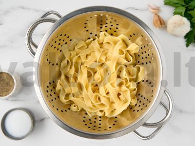 Makaronai su krevetėmis ir pomidorais Žingsnis 1