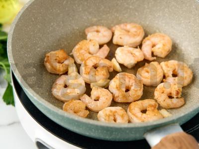 Makaronai su krevetėmis ir pomidorais Žingsnis 2