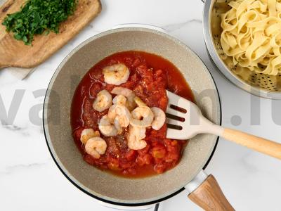 Makaronai su krevetėmis ir pomidorais Žingsnis 4