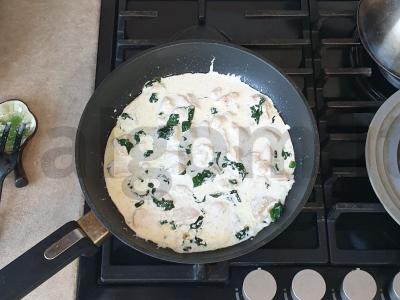 Vištienos filė su špinatais grietinėlės-sūrio padaže Žingsnis 4