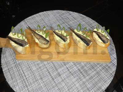 Brusketa su šprotų pagrindine nuotrauka