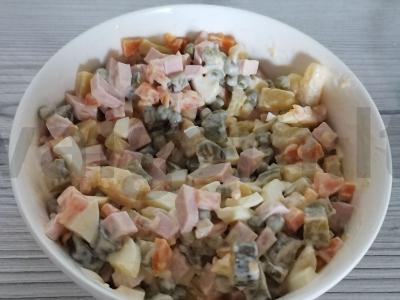 Olivje su žaliais žirneliais pagrindine nuotrauka