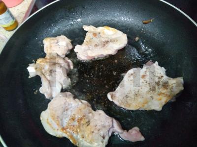 Kojų filė kepsniai su pomidorais ir marinuotais agurkais Žingsnis 3