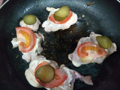 Kojų filė kepsniai su pomidorais ir marinuotais agurkais Žingsnis 4