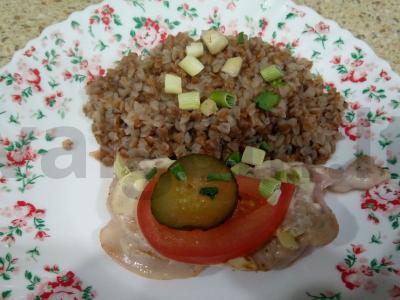 Kojų filė kepsniai su pomidorais ir marinuotais agurkais pagrindine nuotrauka