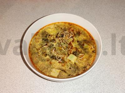 Špinatų sriuba su cukinija ir makaronais pagrindine nuotrauka