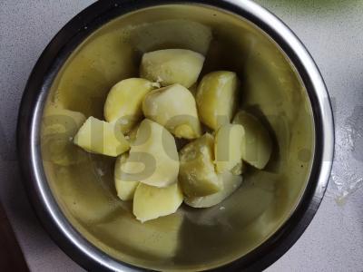 Bulvės su feta sūriu ir žolelėmis Žingsnis 1