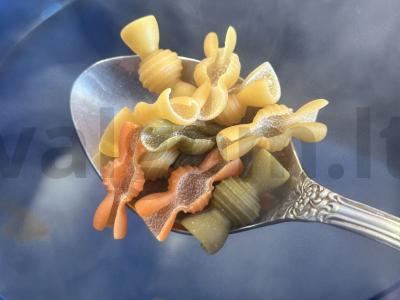 Makaronai su servelatu ir įvairiaspalviais makaronais Žingsnis 1