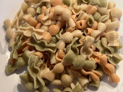 Makaronai su servelatu ir įvairiaspalviais makaronais Žingsnis 2