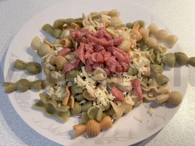 Makaronai su servelatu ir įvairiaspalviais makaronais pagrindine nuotrauka