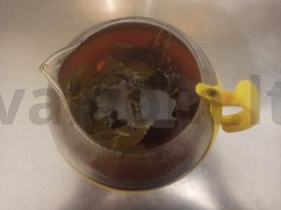 Arbatos gėrimas su juodųjų serbentų lapais ir mėtomis Žingsnis 4