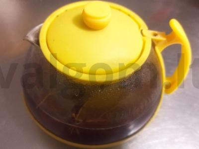 Arbatos gėrimas su juodųjų serbentų lapais ir mėtomis pagrindine nuotrauka