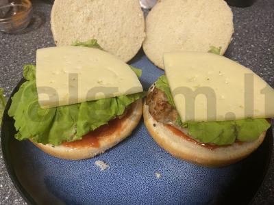 Namų burgeriai su lydytu sūriu Žingsnis 3