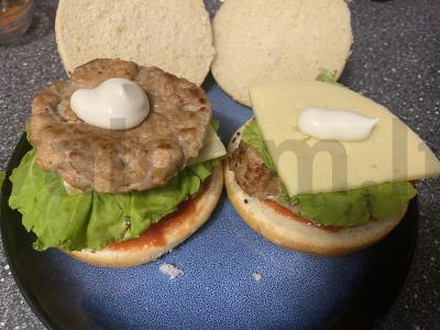Namų burgeriai su lydytu sūriu Žingsnis 5