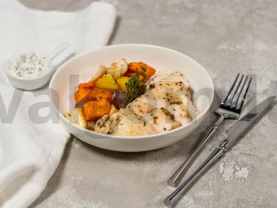 Kepta vištiena su šakniavaisiais pagrindine nuotrauka