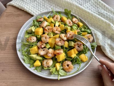 Salotos su krevetėmis, mangais ir avokadu pagrindine nuotrauka