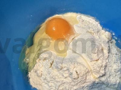 Rūgštaus pieno blynai su keptu bananais Žingsnis 1