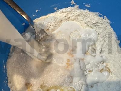 Rūgštaus pieno blynai su keptu bananais Žingsnis 2