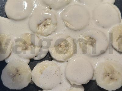 Rūgštaus pieno blynai su keptu bananais Žingsnis 6