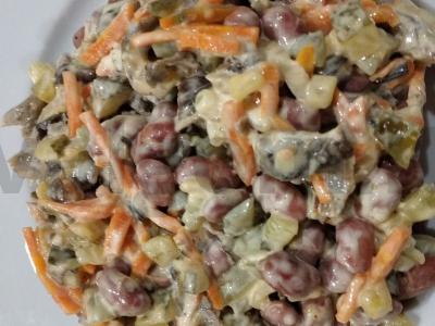 Skani raudonųjų pupelių salotos su grybais pagrindine nuotrauka