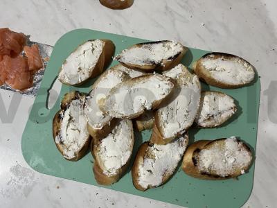 Krustiniai užkandžių tostai su raudona žuvimi Žingsnis 9