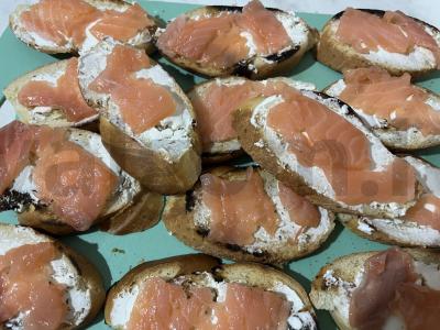 Krustiniai užkandžių tostai su raudona žuvimi pagrindine nuotrauka