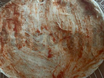 Pica su pomidorais, paprikomis ir Adygei sūriu Žingsnis 1