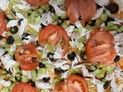 Pica su pomidorais, paprikomis ir Adygei sūriu Žingsnis 3