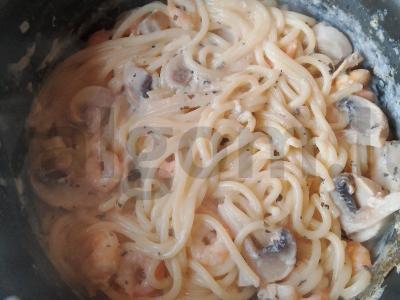 Spagečiai su krevetėmis ir grybais grietinėlės padaže Žingsnis 13