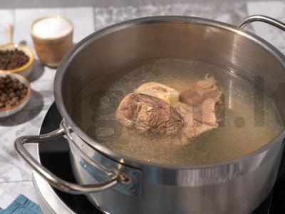 Ramenas su jautiena ir kimchi Žingsnis 1