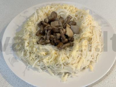 Itališka makaronų su sūriu, alyvuogių aliejumi ir marinuotais grybais pagrindine nuotrauka