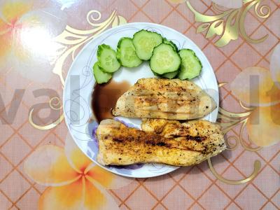 Sultingas vištienos filė ant grotelių su aromatiniais prieskoniais pagrindine nuotrauka