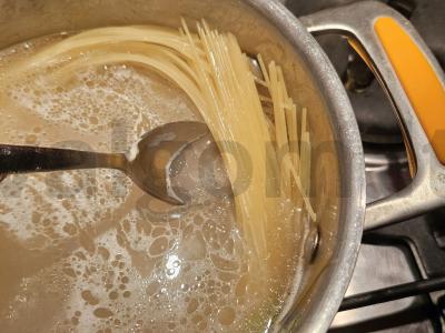 Spagečiai su voveraitėmis pomidorų padaže Žingsnis 1