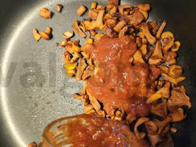 Spagečiai su voveraitėmis pomidorų padaže Žingsnis 3