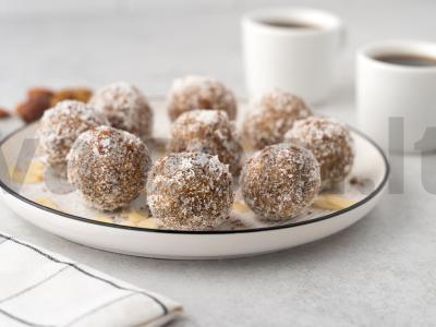 Kokosų saldainiai su riešutais ir džiovintais vaisiais pagrindine nuotrauka