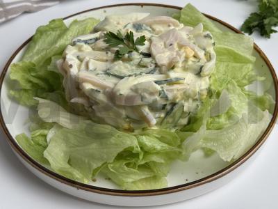 Salotos su kalmarais ir agurkais pagrindine nuotrauka