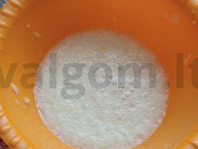 Kepta plekšnė svogūnų tešloje Žingsnis 1